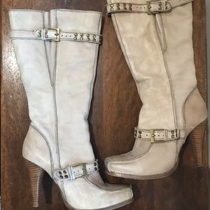 Two lips size 8 shoes